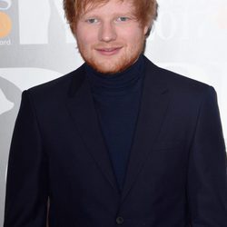 Ed Sheeran en la alfombra roja de los Brit Awards 2017