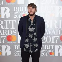 James Arthur en la alfombra roja de los Brit Awards 2017