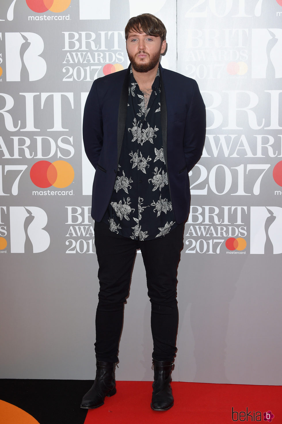 James Arthur en la alfombra roja de los Brit Awards 2017