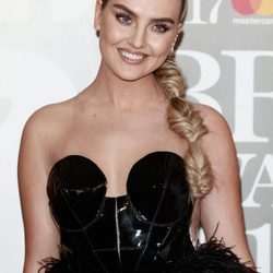 Perrie Edwards en la alfombra roja de los Brit Awards 2017