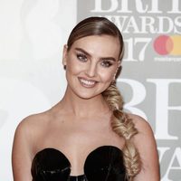 Perrie Edwards en la alfombra roja de los Brit Awards 2017