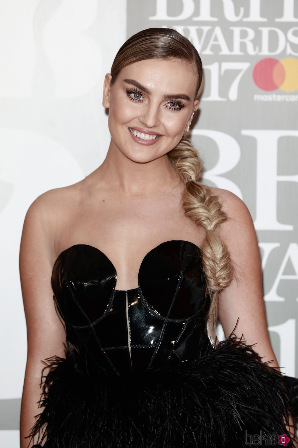 Perrie Edwards en la alfombra roja de los Brit Awards 2017