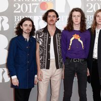 Blossoms en la alfombra roja de los Brit Awards 2017