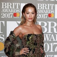 Rita Ora en la alfombra roja de los Brit Awards 2017