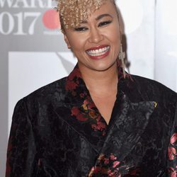 Emeli Sandé en la alfombra roja de los Brit Awards 2017