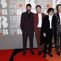 The 1975 en la alfombra roja de los Brit Awards 2017