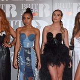 El grupo musical Little Mix en la alfombra roja de los Brit Awards 2017