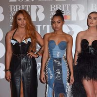 El grupo musical Little Mix en la alfombra roja de los Brit Awards 2017