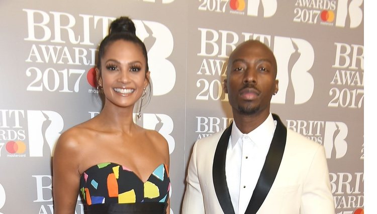 Alesha Dixon and Azuka Ononye en la alfombra roja de los Brit Awards 2017