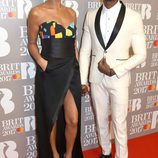 Alesha Dixon and Azuka Ononye en la alfombra roja de los Brit Awards 2017