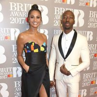 Alesha Dixon and Azuka Ononye en la alfombra roja de los Brit Awards 2017