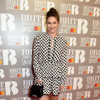 Renee Stewart en la alfombra roja de los Brit Awards 2017