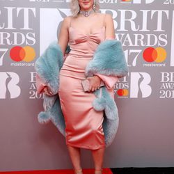 Anne-Marie en la alfombra roja de los Brit Awards 2017