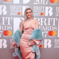 Anne-Marie en la alfombra roja de los Brit Awards 2017