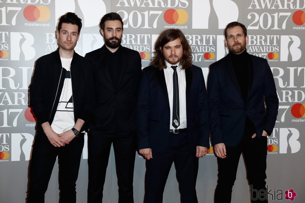 El grupo musical Bastille en la alfombra roja de los Brit Awards 2017