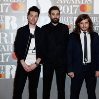 El grupo musical Bastille en la alfombra roja de los Brit Awards 2017