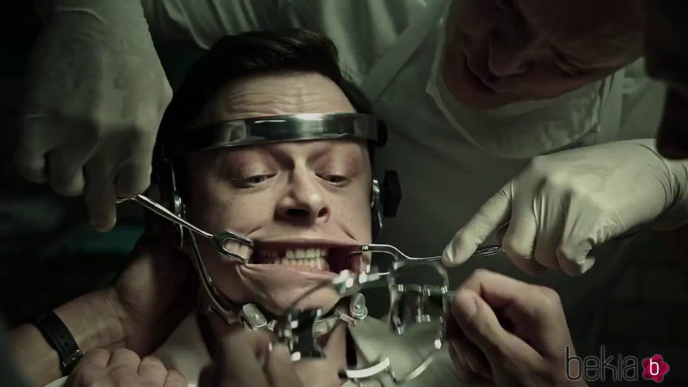 Dane DeHaan en una de las escenas de 'La Cura del Bienestar'