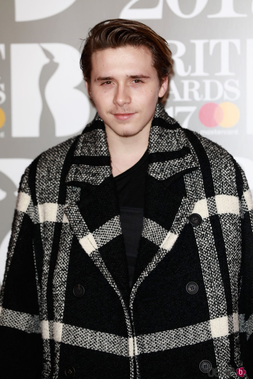 Brooklyn Beckham enla alfombra roja de los Brit Awards 2017