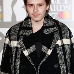 Brooklyn Beckham enla alfombra roja de los Brit Awards 2017