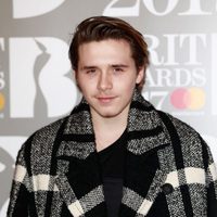 Brooklyn Beckham enla alfombra roja de los Brit Awards 2017