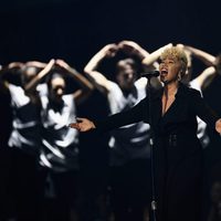 Emeli Sandé interpretando 'Hurt' en los Premios Brit 2017