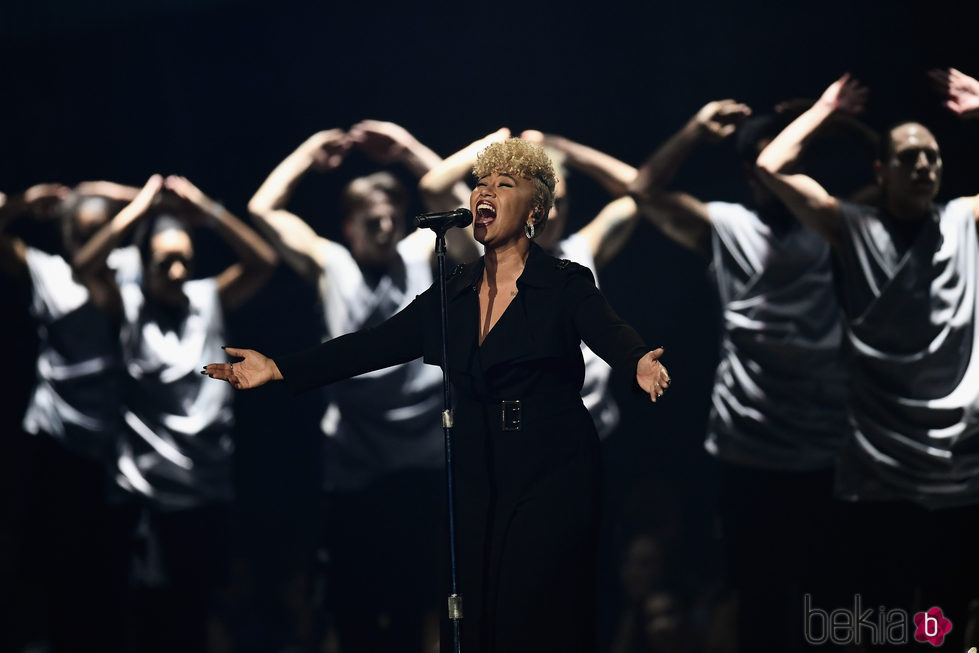 Emeli Sandé interpretando 'Hurt' en los Premios Brit 2017