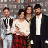 The 1975 con su premio en los Brit Awards 2017