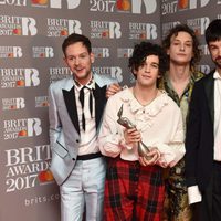 The 1975 con su premio en los Brit Awards 2017