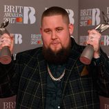 Rag'n'Bone Man con su premio en los Brit Awards 2017