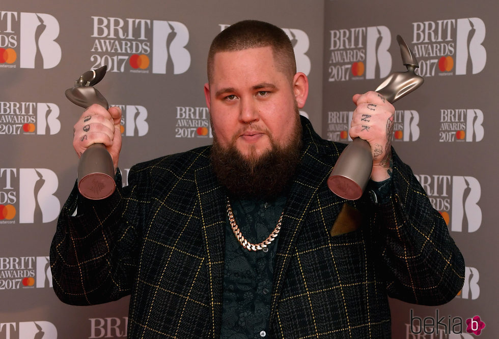 Rag'n'Bone Man con su premio en los Brit Awards 2017