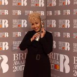 Emeli Sandé con su premio en los Brit Awards 2017