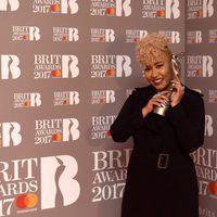 Emeli Sandé con su premio en los Brit Awards 2017