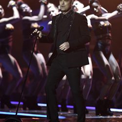 Robbie Williams actuando en los Premios Brit 2017