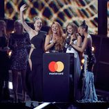 Little Mix con su premio en los Brit Awards 2017