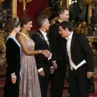 Albert Rivera saluda a Juliana Awada ante el presidente de Argentina Mauricio Macri y los Reyes Felipe y Letizia