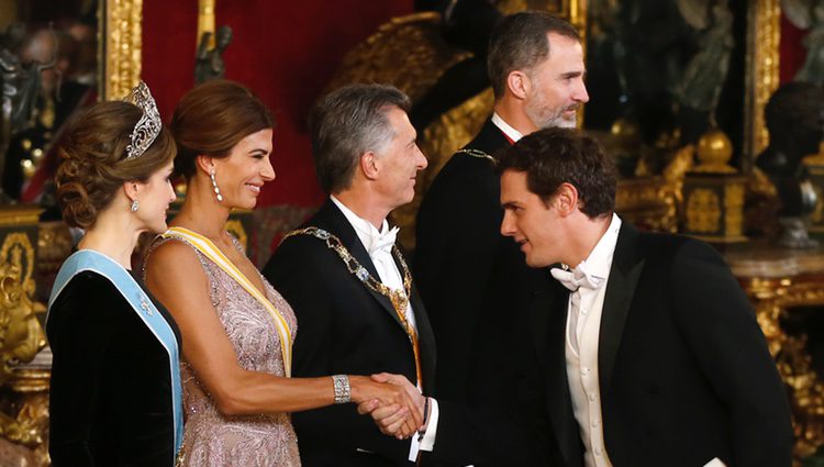 Albert Rivera saluda a Juliana Awada ante el presidente de Argentina Mauricio Macri y los Reyes Felipe y Letizia