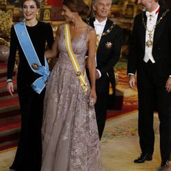 La Reina Letizia charla con Juliana Awada mientras el Rey Felipe lo hace con Mauricio Macri en la cena de gala en el Palacio Real