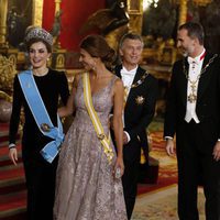 La Reina Letizia charla con Juliana Awada mientras el Rey Felipe lo hace con Mauricio Macri en la cena de gala en el Palacio Real