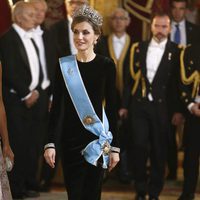 La Reina Letizia con la tiara Flor de Lis en la cena de gala en honor al presidente de Argentina Mauricio Macri