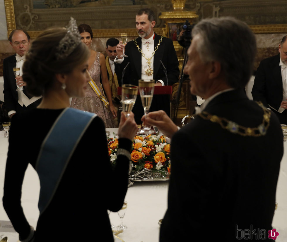 La Reina Letizia brinda con Mauricio Macri en la cena de gala en el Palacio Real