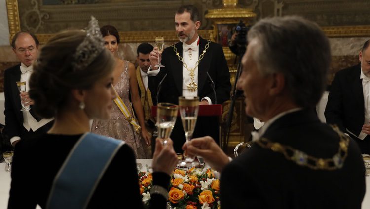 La Reina Letizia brinda con Mauricio Macri en la cena de gala en el Palacio Real