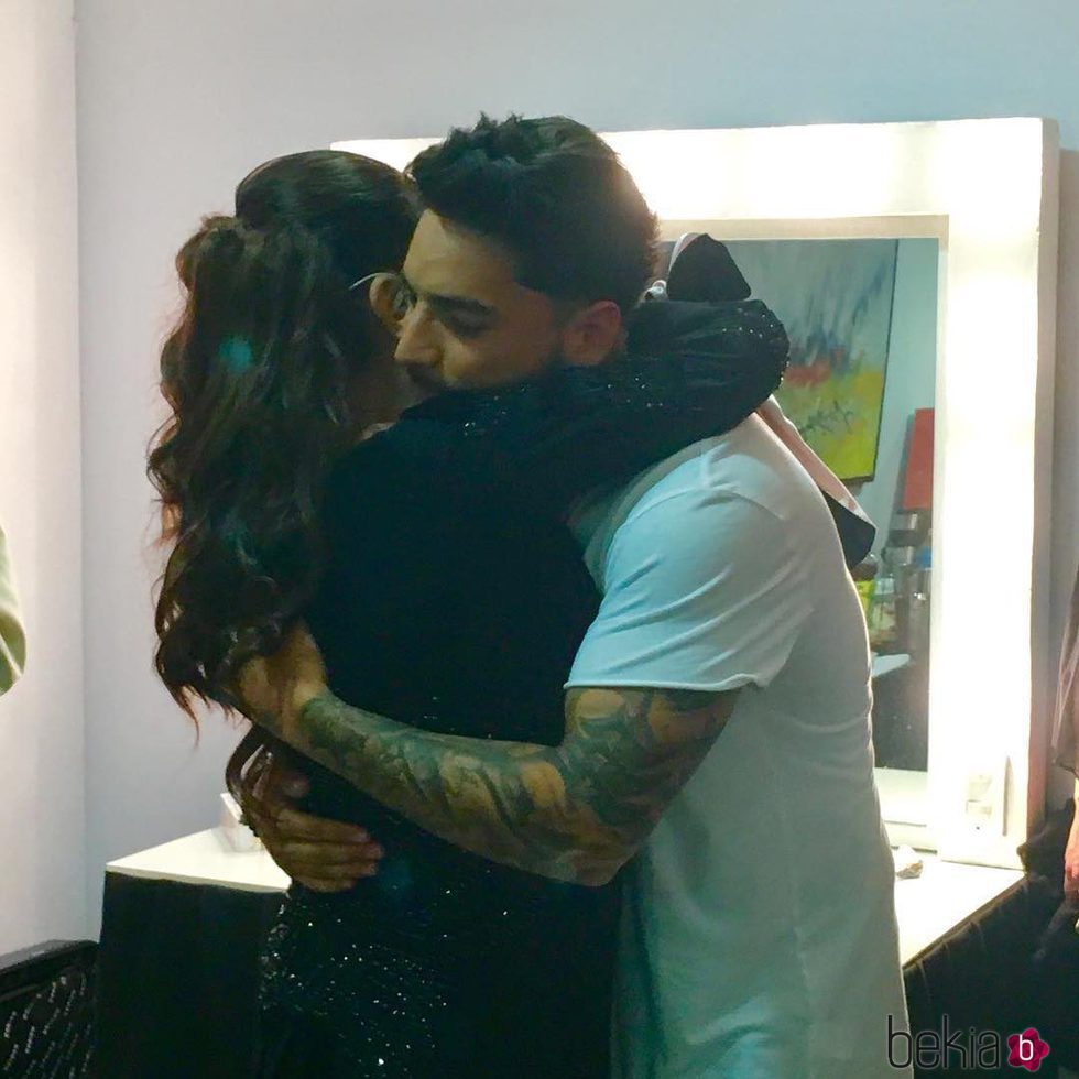 Isabel Pantoja saludando a Maluma tras su concierto en Viña del Mar