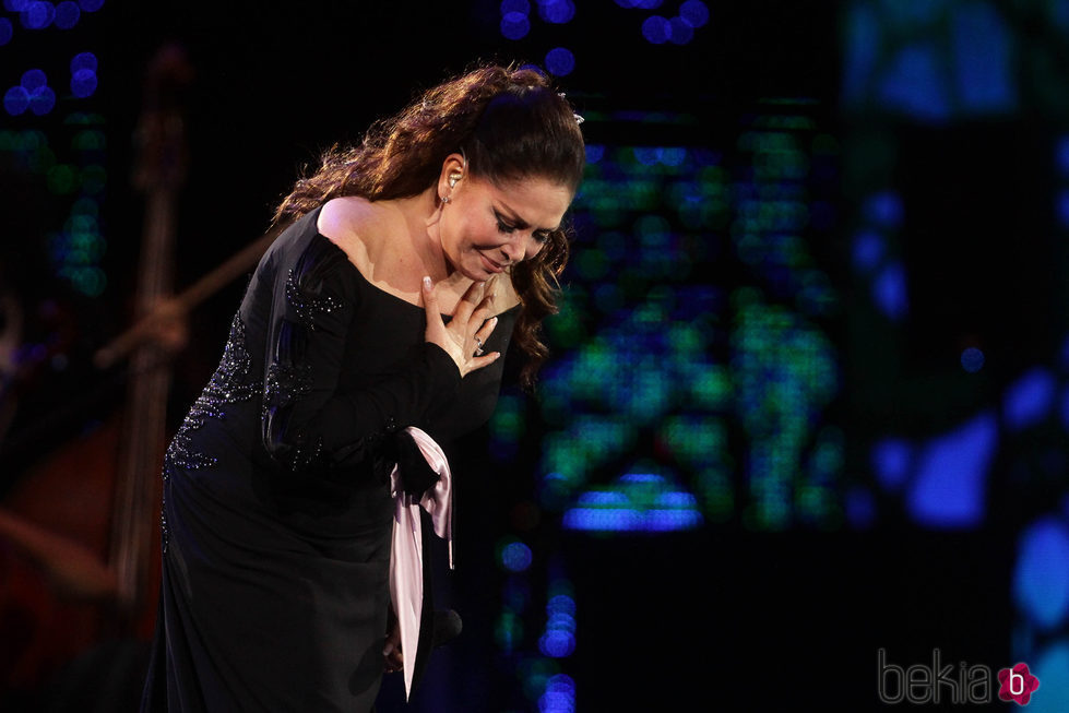 Isabel Pantoja agradeciendo a sus fans el cariño durante su concierto en Viña del Mar