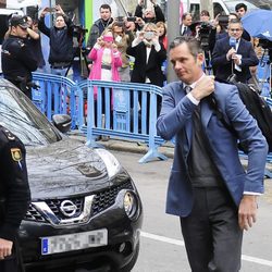 Iñaki Urdangarín con una mochila a su llegada a la vistilla en la Audiencia de Palma