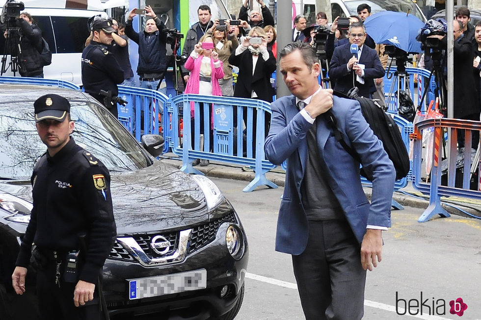 Iñaki Urdangarín con una mochila a su llegada a la vistilla en la Audiencia de Palma