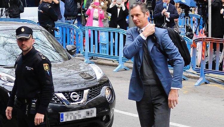 Iñaki Urdangarín con una mochila a su llegada a la vistilla en la Audiencia de Palma