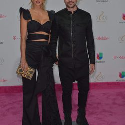 Juanes y Karen Martínez en los Premios Lo Nuestro 2017