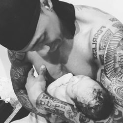 Nick Cannon presenta a su hijo Golden Sagon Cannon