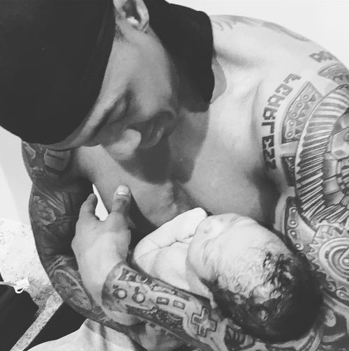 Nick Cannon presenta a su hijo Golden Sagon Cannon