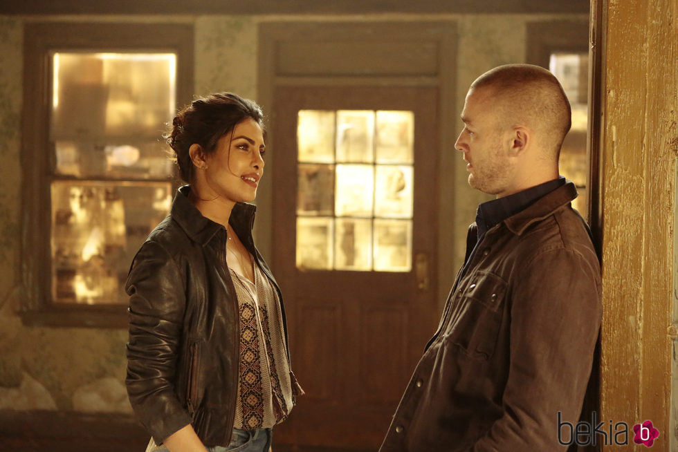 Jake McLaughlin y Priyanka Chopra en una escena de la serie 'Quantico'